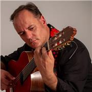 Clases de guitarra flamenca y española. Impartidas por profesional con más de 20 años de experiencia en la dos los niveles. Clases personalizadas para cada alumno. Todos los niveles